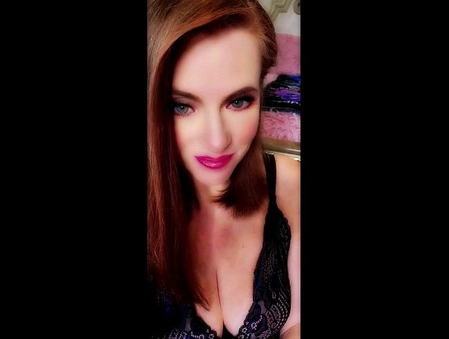 Download: NikkiNevada - Sexy in Blau: Glasdildo-Masturbation