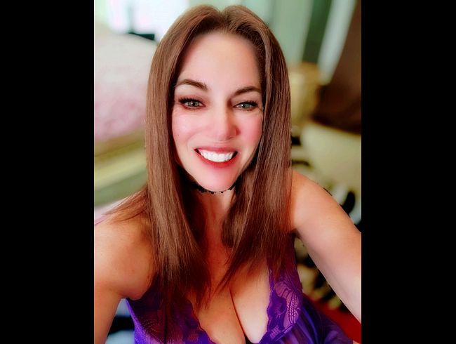 Download: NikkiNevada - Purple Tease: Schau mir zu, wie ich für dich stöhne und komme