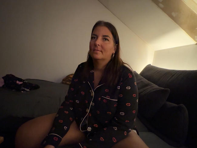 Download: Nina-Nice - Entjungferung! Users erster Pornodreh! Footjob mit Spermaschlecken