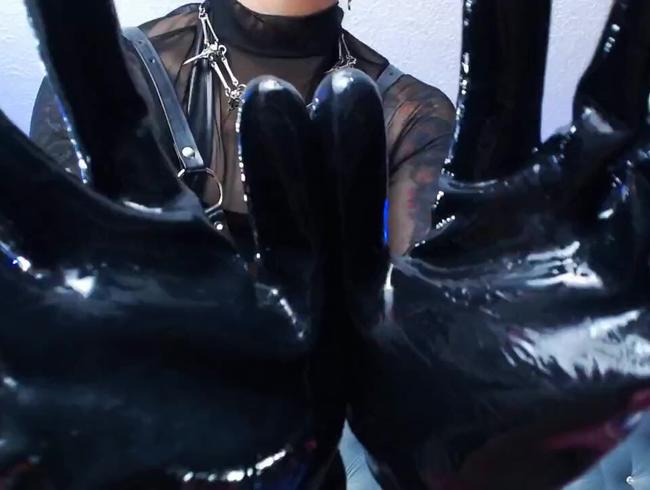 Download: Nina_Bond - LUBE Strap-on mit Latexhandschuhen