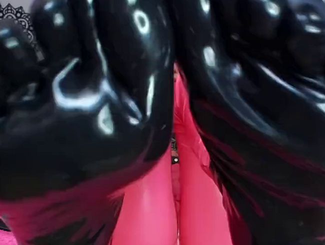 Download: Nina_Bond - Latexsocken - Reiben Sie Ihr Penisgleitmittel auf Latex