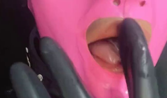 Download: Nina_Bond - Mit Latexmaske und Halsband Gummipuppe mit Latexhandschuhen