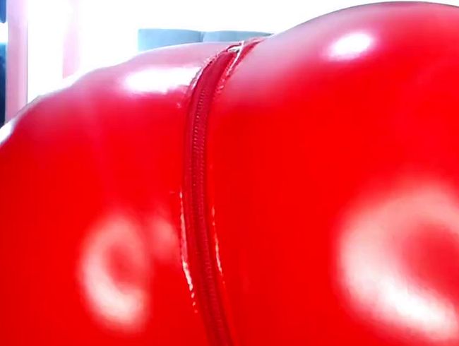 Download: Nina_Bond - Video für „Reibe den Bildschirm mit deinem Schwanzkopf und lecke ihn dann“ – Roter Latex-Catsuit