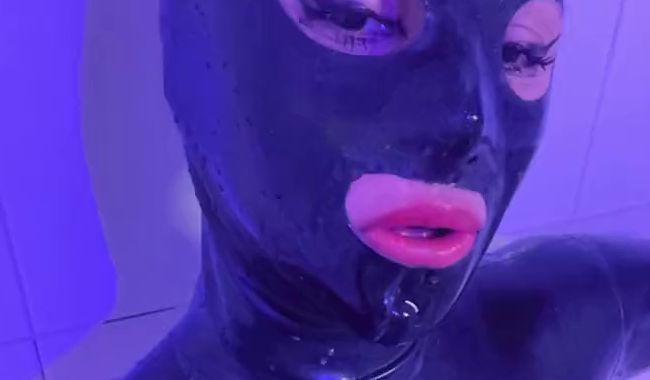 Download: Nina_Bond - Mein Bestseller - Latexanzug im Whirlpool - Atemspielparty