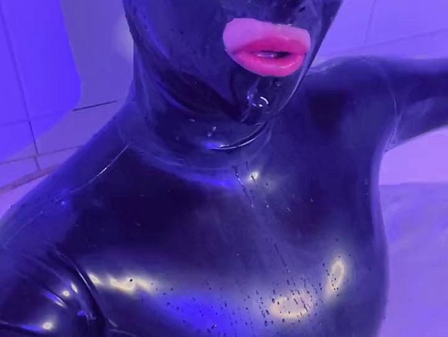 Download: Nina_Bond - Mein Bestseller - Latexanzug im Whirlpool - Atemspielparty
