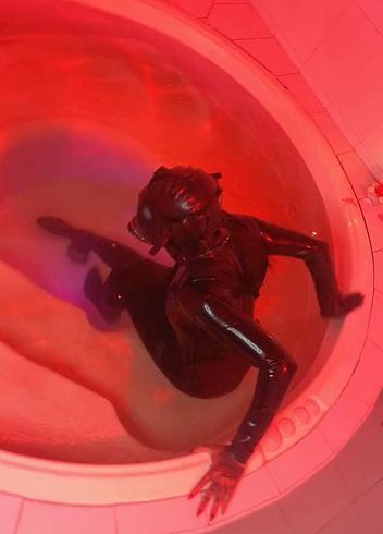 Download: Nina_Bond - Latex-Catsuit & Gasmaske Inmersión – Experimente mit Atemspielen
