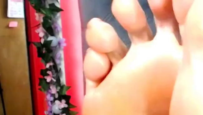 Download: Nina_Bond - Anbetung eingeölter Füße