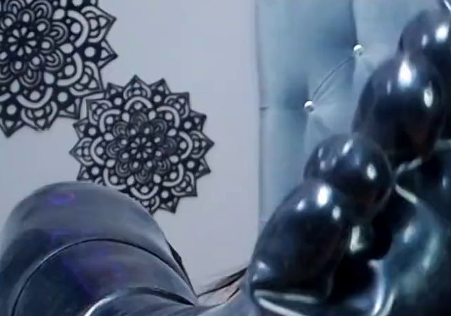 Download: Nina_Bond - Zehen auf Latex, Sohlenverehrung