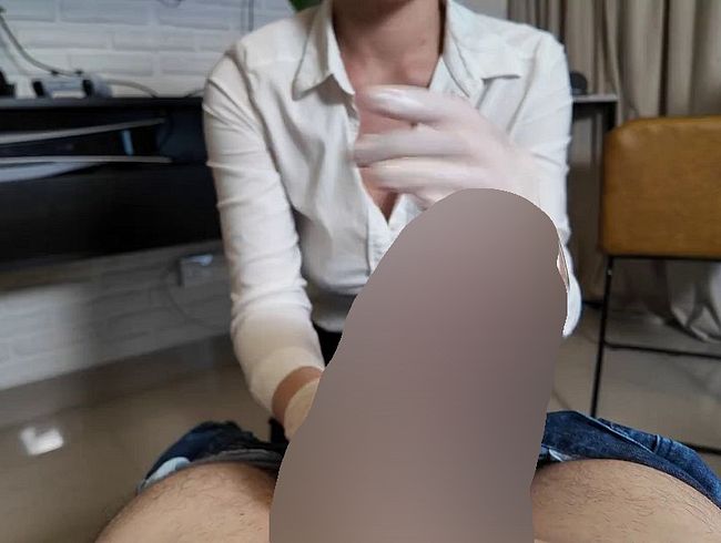 Download: Nipplegirl - Chef benutzt weiße Handschuhe, um dem Angestellten einen Schwanz zu wichsen