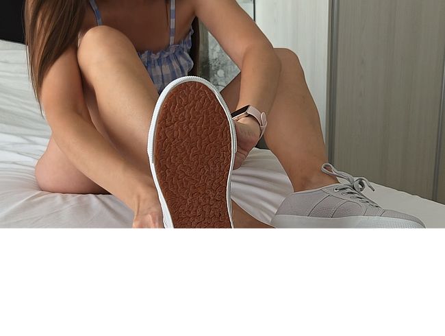 Download: Nipplegirl - Stiefmutter beim Masturbieren auf neuen Turnschuhen erwischt