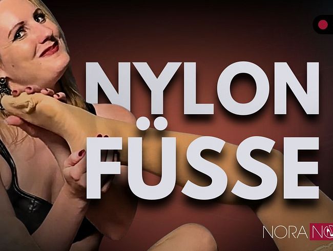 Download: NoraNoxx - 4 geile Frauenfüße und Nylons