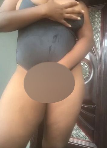 Download: Notorious_boobs - Striptease im Freien. Konntest du sehen, wie hart ich diese Muschi versohlt habe?