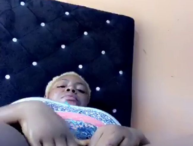 Download: Notorious_boobs - Berüchtigtes Spritzen und grobes Streicheln der Pussy mit großem Loch