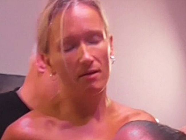 Download: NymphoNora - Alle Schwänze bereit