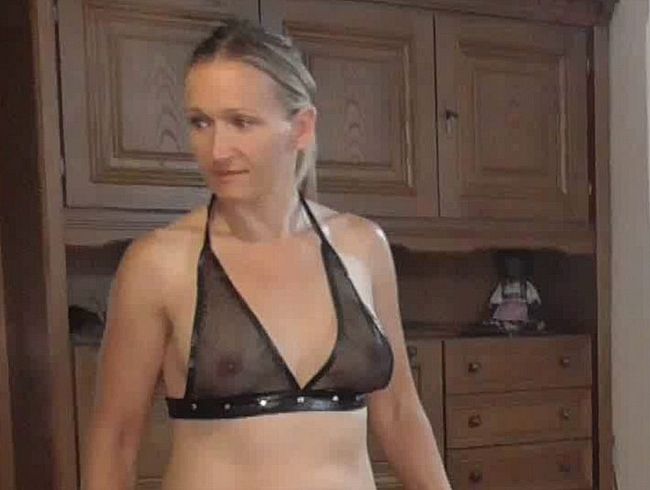 Download: NymphoNora - Den Herren mit dem Dildo verwöhnt