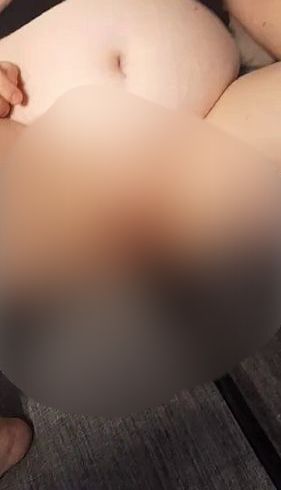 Download: Oktopussy100 - Geil von der Fickmaschine besorgen lassen auf der Couch