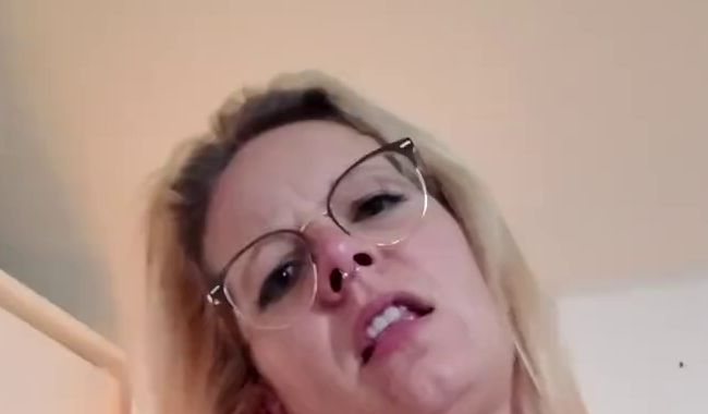 Download: Only_Mira - Fingern im sexy Weihnachts-Outfit, was für eine Heiße Weihnachtszeit