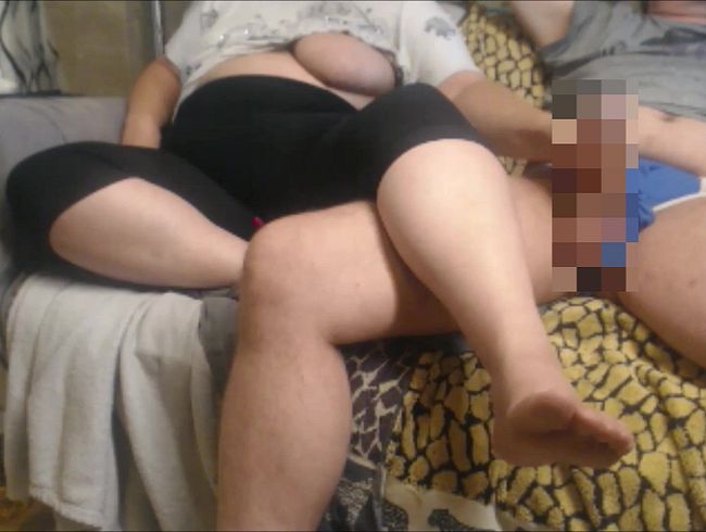 Download: Paar24auchLive - Bringe seinen Schwanz zum spritzen Handjob und Einölen