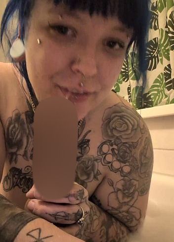 Download: PanienkaExtreme - Blauhaarige Punkerschlampe liebt es Schwänze zu blasen