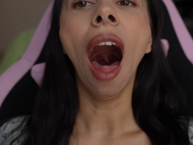 Download: Pantera_Nika - Ich zeige mein heißes Zäpfchen und meine lange Zunge auf einem Gaming-Stuhl