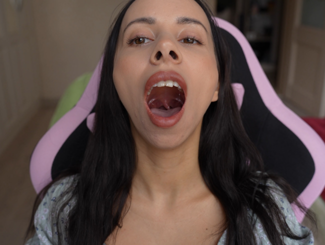 Download: Pantera_Nika - Ich zeige mein heißes Zäpfchen und meine lange Zunge auf einem Gaming-Stuhl