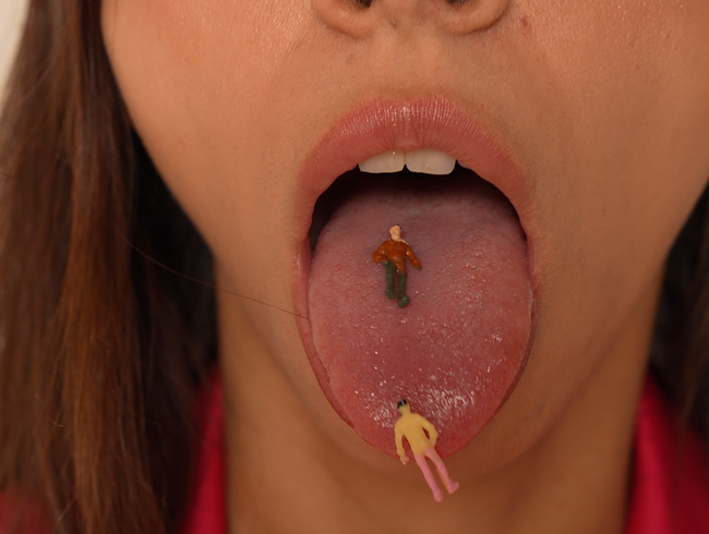 Download: Pantera_Nika - Die Riese isst einen kleinen Mann und zeigt Uvula