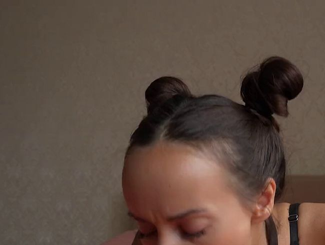 Download: Pantera_Nika - Zierliche Brünette mit Tattoo lutscht auf dem Bett einen Dildo