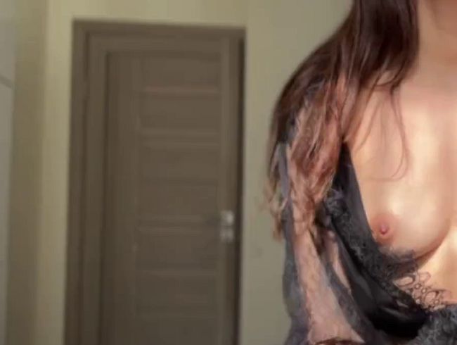 Download: Pantera_Nika - Dildo-Handjob im schwarzen sexy Nachthemd