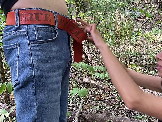 Download: Pantera_Nika - Sinnlicher Deepthroat mit langer Zunge im Wald