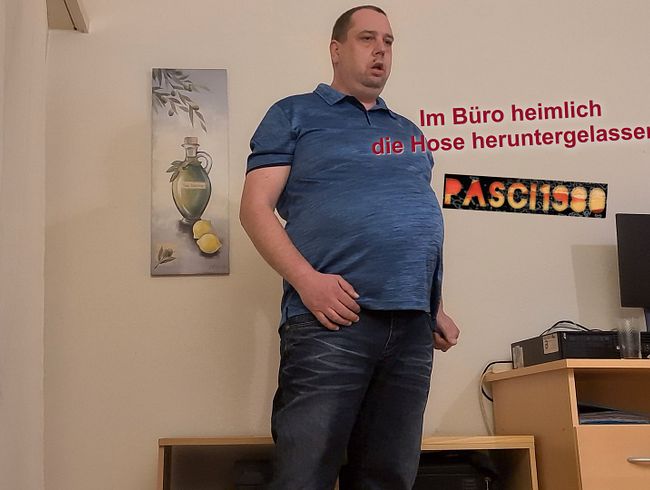 Download: Pasci1980 - Im Büro heimlich die Hose heruntergelassen