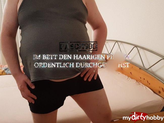 Download: Pasci1980 - Im Bett den haarigen Pimmel ordentlich durchgewichst