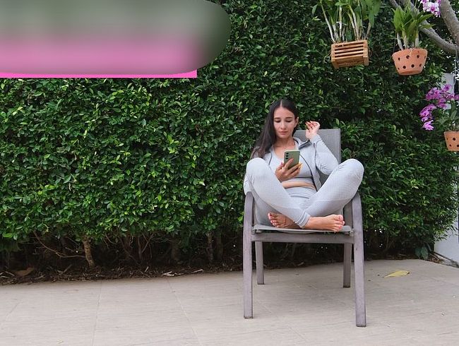Download: PassionBunny - Riesiger Pinkelbrunnen in Trainingskleidung durch geile enge Pussy