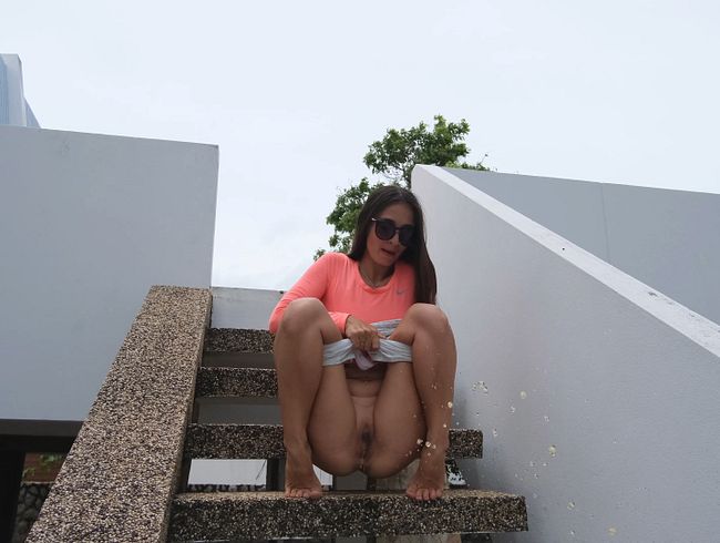 Download: PassionBunny - Riskantes öffentliches Pinkeln mit Blinken auf der Treppe eines Restaurants
