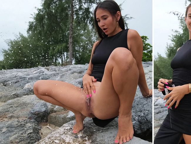 Download: PassionBunny - Öffentliches Exhibitionismus und riesiger Pissbrunnen in engem Kleid