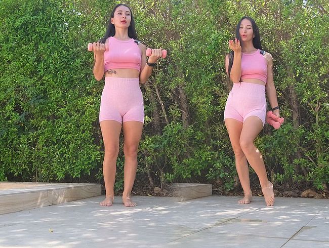 Download: PassionBunny - Verzweifeltes Pinkeln mit Blitzen während des Trainings auf der Terrasse