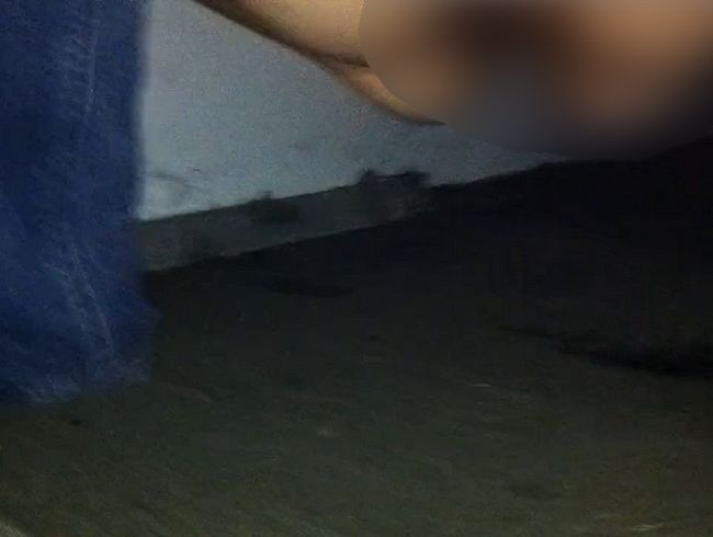 Download: Peelover667 - Im Parkhaus schnell erleichtert