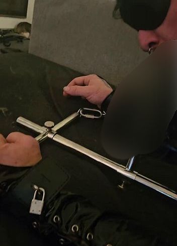 Download: Pehe_Otrok - Fixiert und von der Maschine gefickt.