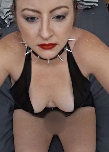 Download: Petra1992 - Solo im Lederoutfit mit Dildo, Analplug und Womanizer