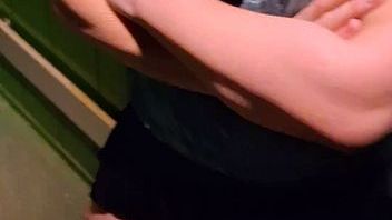 Download: Petra1992 - Riskanter Blowjob im Lift