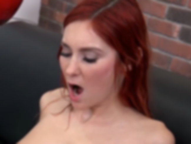 Download: PiaRed - Mit dem Dildo auf Pisse gestoßen! Plötzlich sprudelt es aus der Pussy!