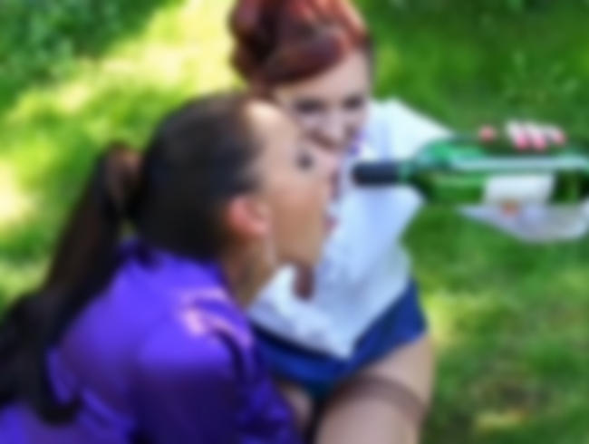 Download: PiaRed - Willkommen zum Natursekt-Ficknick mit meiner Freundin!