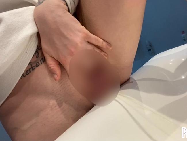 Download: Pia_July - ANSTANDSLOS! Ich pisse ins Waschbecken.