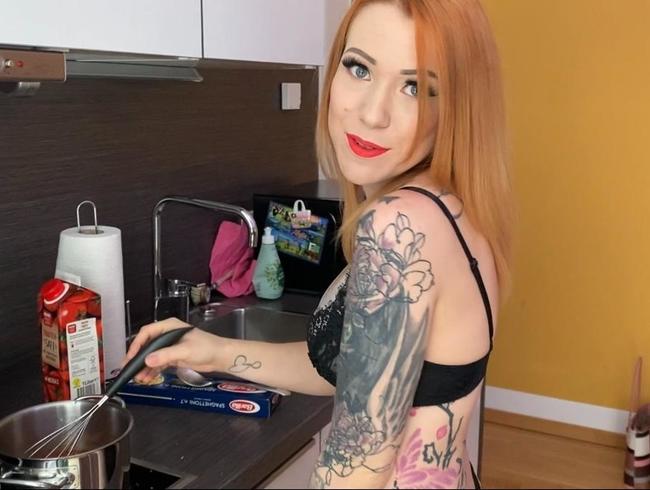 Download: Pia_July - ERST SOLL ICH KOCHEN DANN AUCH NOCH SAUGEN? Teeni Schlampe ausgenutzt und gefickt