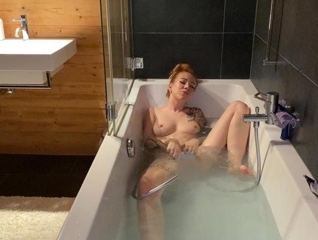 Download: Pia_July - PERVERSER SPANNER!!! Gefilmt und durchs Bad gefickt!