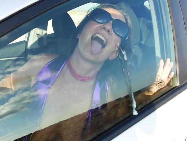 Download: Pia_von_Padberg - Geiler Auto-Fick mit überraschendem Ende!