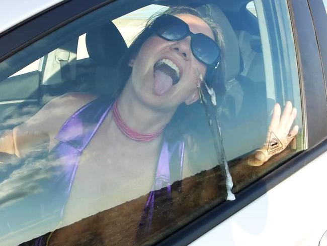 Download: Pia_von_Padberg - Geiler Auto-Fick mit überraschendem Ende!