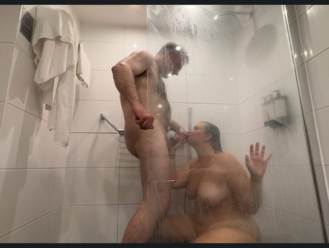 Download: PinaPeach - Blasen und Doggy Fick unter der Dusche