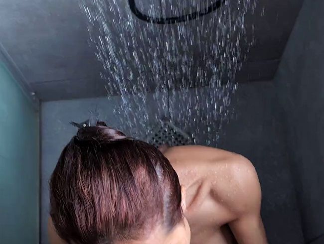 Download: PlayWithAsia - Komm mit mir unter die Dusche, Blowjob und Wichsen