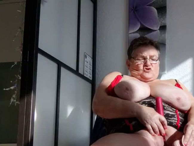 Download: PrimaBallerina2015 - Rot schwarz in Dessous mit Dildo und Sextoy zum Orgasmus