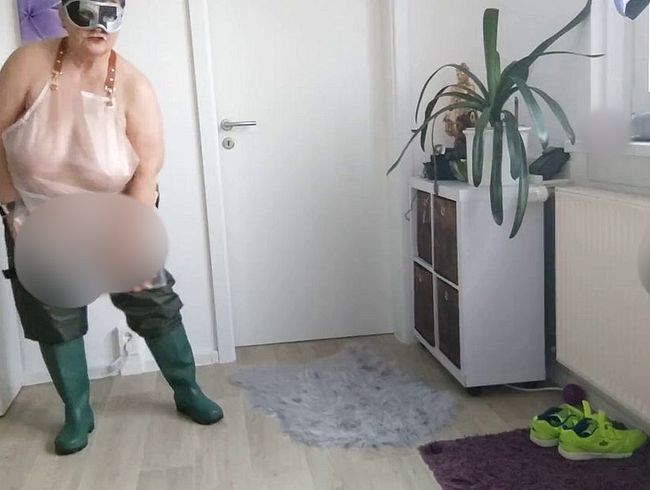 Download: PrimaBallerina2015 - In durchsichtiger Schürze und grünen Gummistiefeln mit Maske